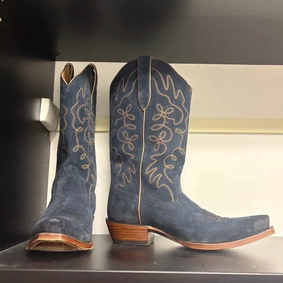 Brand new Ariat blue suede cowboy boots! In size 8.5, only worn once. - Picture 3 of 3